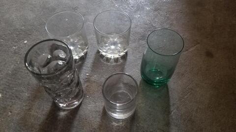 5 verres dont 2 identiques