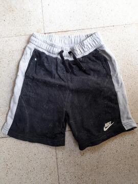 Short noir Nike taille 10/ 12 ans