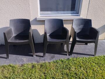 3 chaises en plastique noir