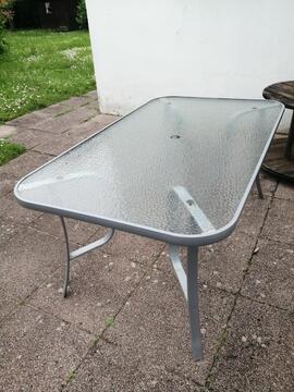 Table de jardin verre et fer