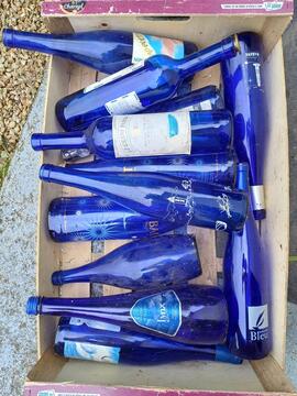 lot de bouteilles bleues