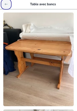 table en bois avec ses deux bancs