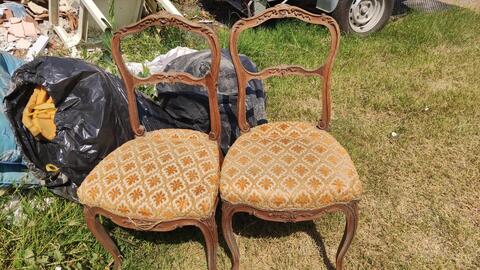 une paire de jolies chaises