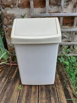 poubelle 26 litres à couvercle basculant