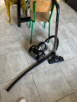 aspirateur sans sac avec tuyeau enlève