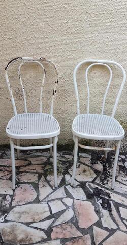 Chaises blanches en métal