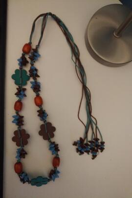 Collier bleu (fleurs, perles, ...)