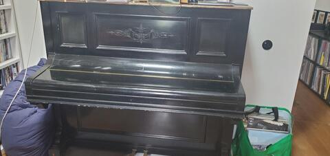 Piano droit ancien