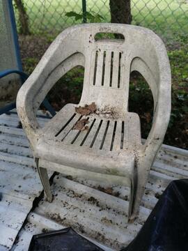 2 chaises de jardin en plastique blanche à rénover et à nettoyer