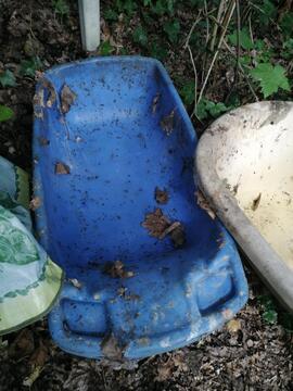 Baignoire bleue pour bébé, à nettoyer et à rénover