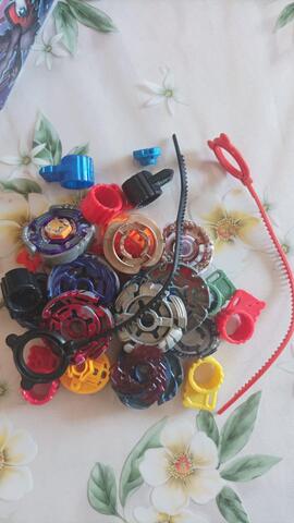 Restes de toupies Beyblade (incomplet)