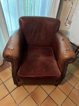 Fauteuil en cuir à restaurer