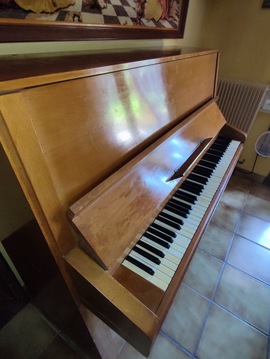 Piano / bon état / à accorder