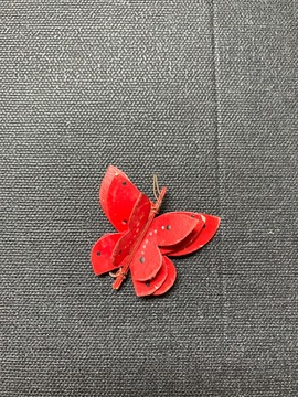 petite broche papillon en papier rigide rouge