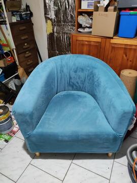 fauteuil club revêtement effrité avec housse velours bleue