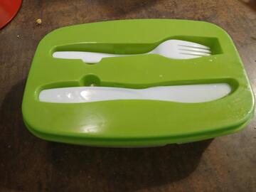 Tupperware avec couteau et fourchette en plastique