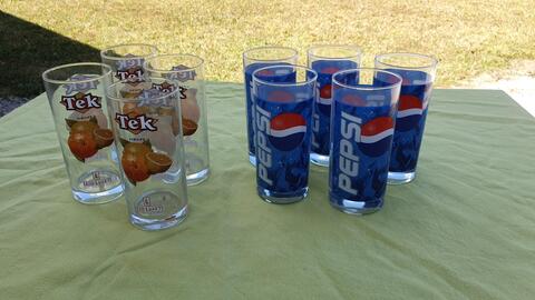 lot de verres Pepsi et jus de fruits