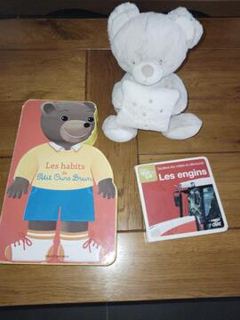 2 livres et peluche musicale