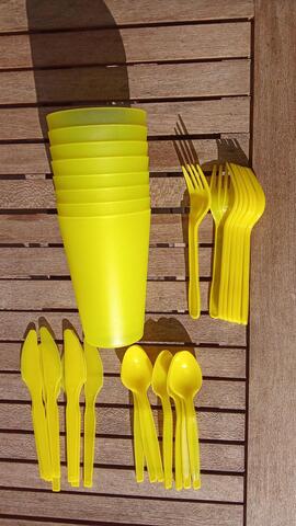 lot couverts en plastique jaune