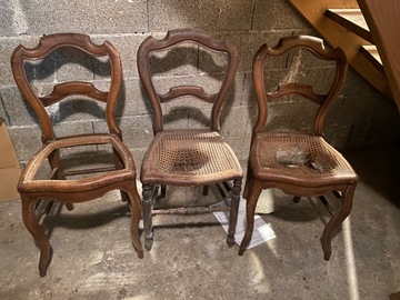 Trois chaises à canner