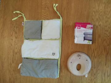 Ensemble pour bébé (moustiquaire, cale-tête, poches de rangement)