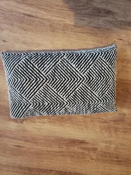 coussin noir et blanc style scandinave forme triangulaire