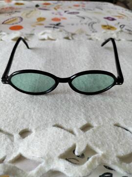 fines lunettes plastiques verre vert pomme