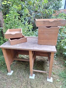 Beau bureau enfant à restaurer