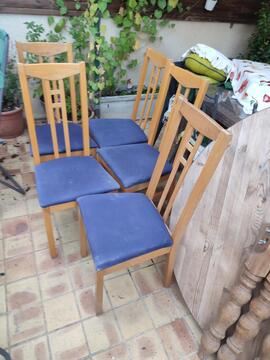 table en bois et 5 chaises