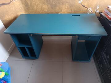 Bureau 140cm de large, 60 cm de profondeur, 76 cm de haut