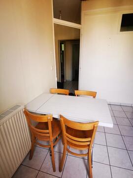 Table en formica avec 4 chaises en bois