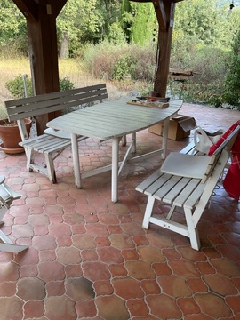 table de jardin en bois et 2 bancs