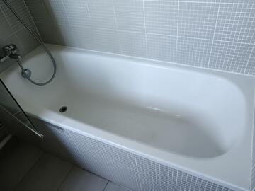 Baignoire blanche, longueur 168 cm