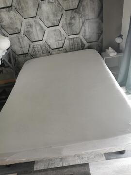 Matelas 140cm avec sa housse de protection