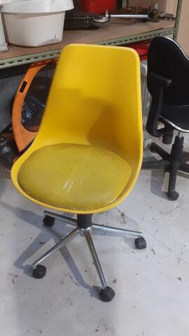 Chaise jaune à roulettes