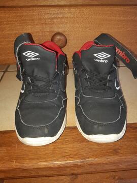 umbro rouge et noir poiture 35