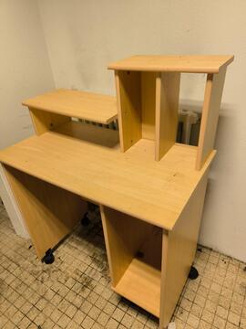 Petit bureau en bois