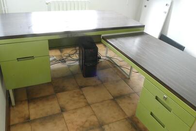 Bureau métalique avec tiroirs