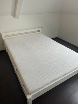 cadre de lit, matelas et couette