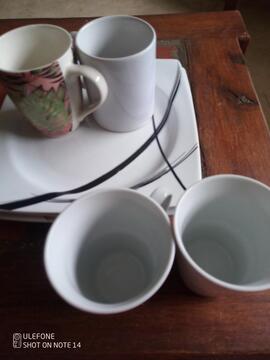 4 tasses + 3 grande assiettes Ikea