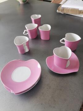 6 petites tasses et soucoupes