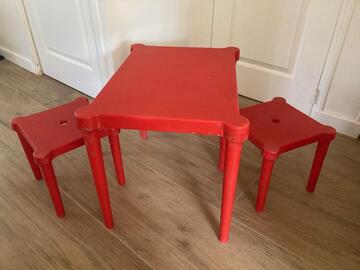 Table enfant en plastique et 2 tabourets