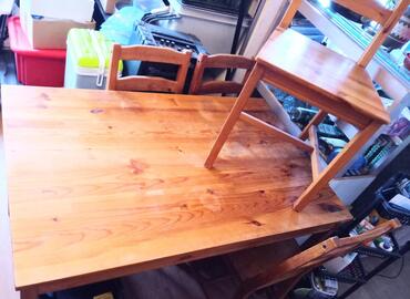 table en bois et ses 4 chaises