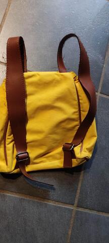 petit sac a dos enfant ou grande poupée jaune