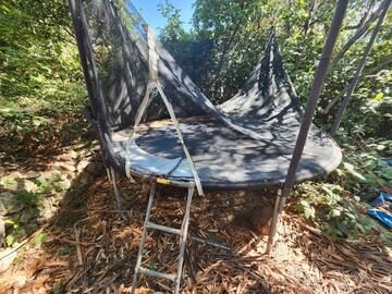 trampoline usé mais en état de fonctionnement