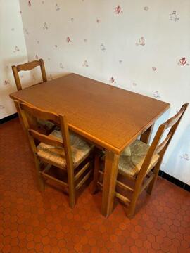 Table de cuisine en bois avec 4 chaises