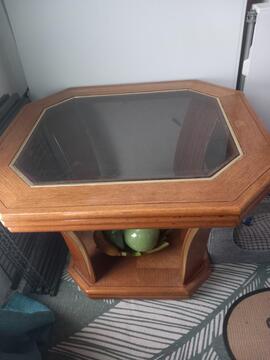 table en bois et dessus en verre