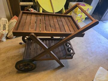 Desserte de jardin en bois à roues.