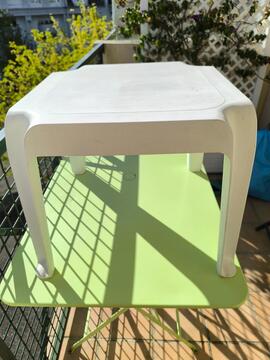 2 chaises bistrot et 1 petite table basse de jardin