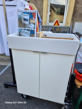 meuble avec lavabo et robinet